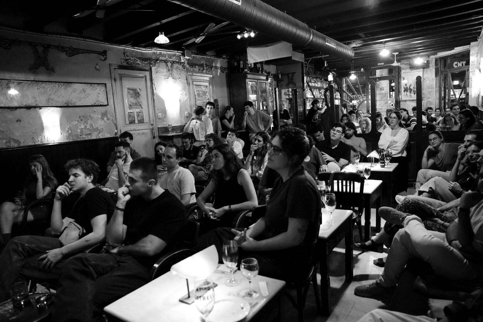 La sala plena de públic atent a la classe